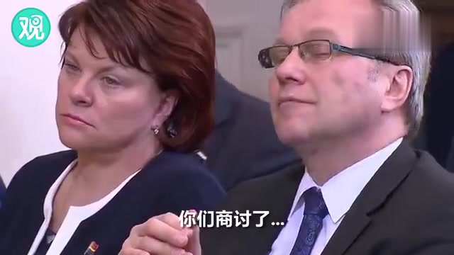 普京又认不出自己的“鸡爪子”笔记了……这次愣了整整20秒