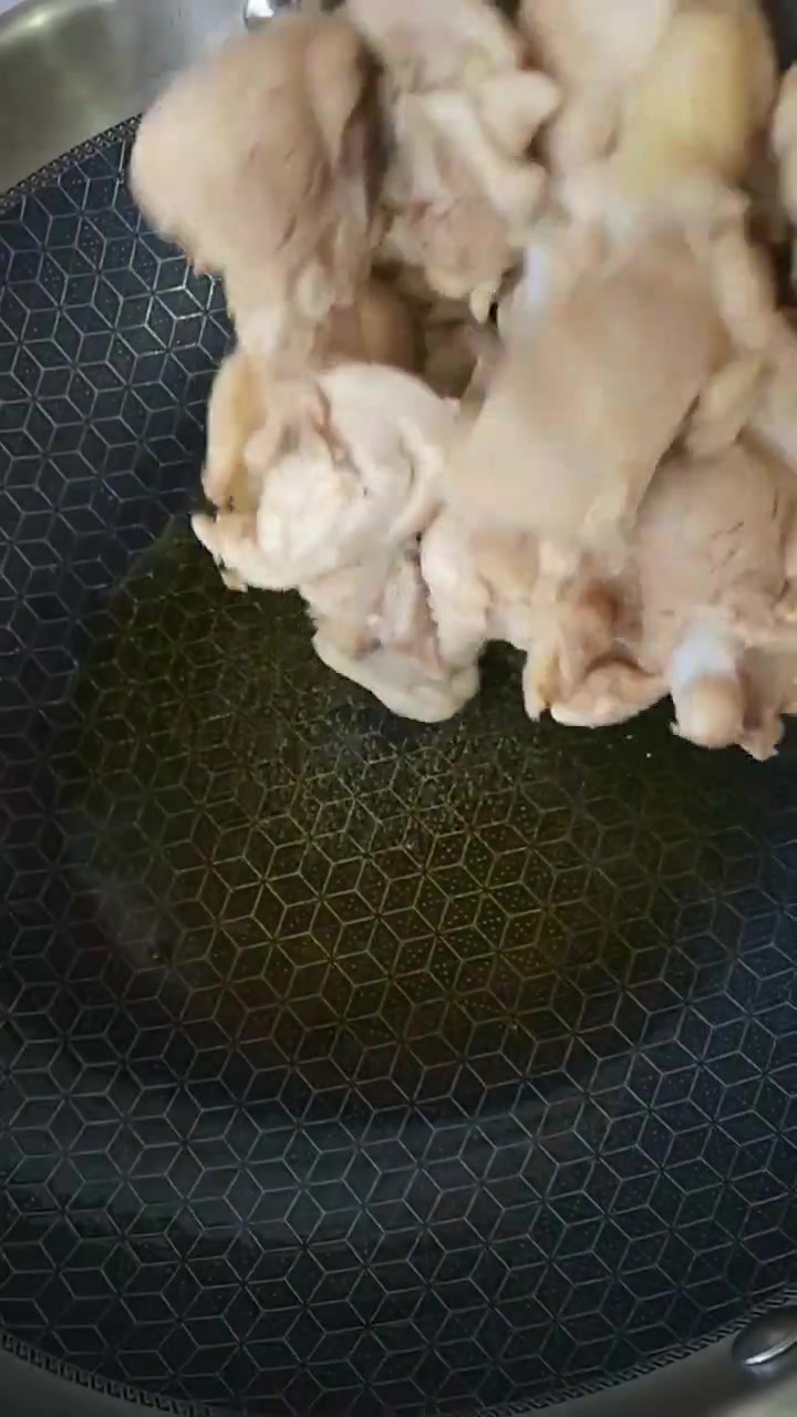 分享东北家常菜鸡肉榛蘑炖粉条的做法!简单易学,特别美味!