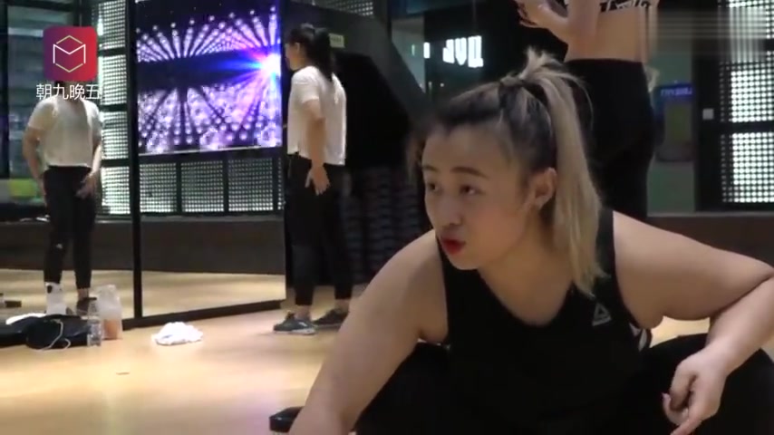 24岁女孩饶哆哆体重140斤,做了4年健身教练。“经常会有异样的眼光”,曾有学员向经理投诉
