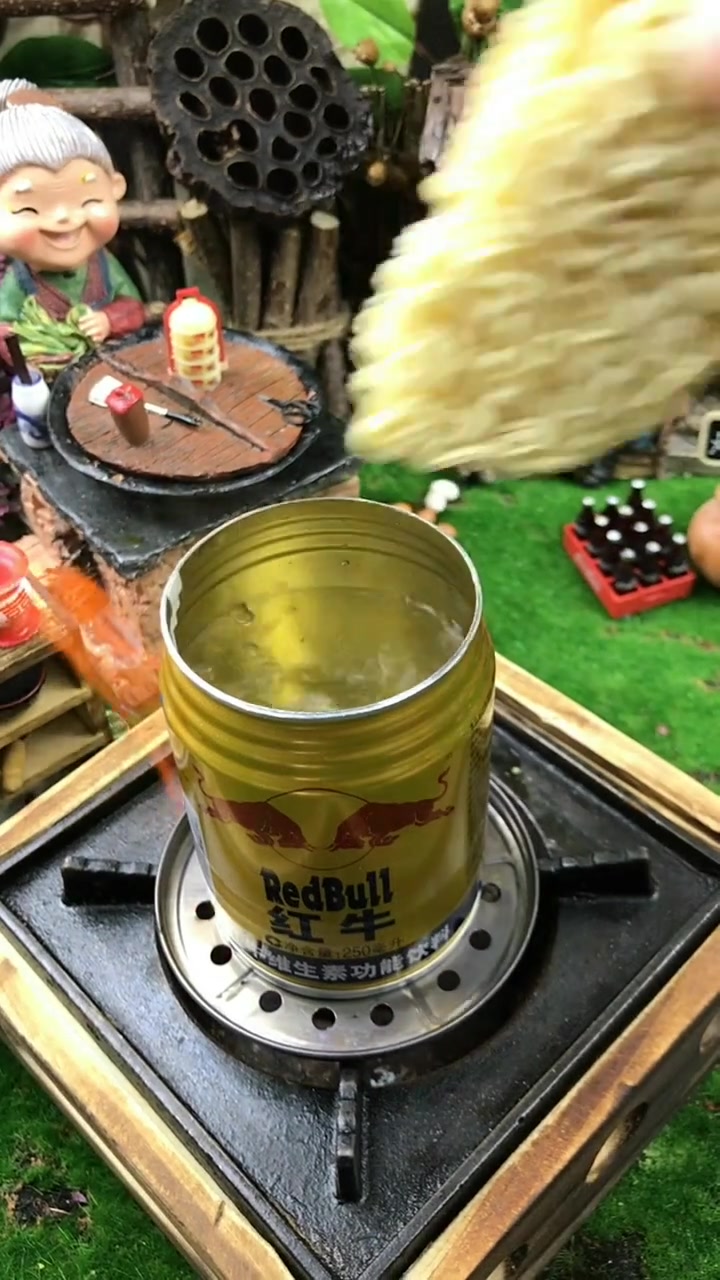 最近这视频火了,红牛煮方便面是什么味道?那叫一个酸爽啊!