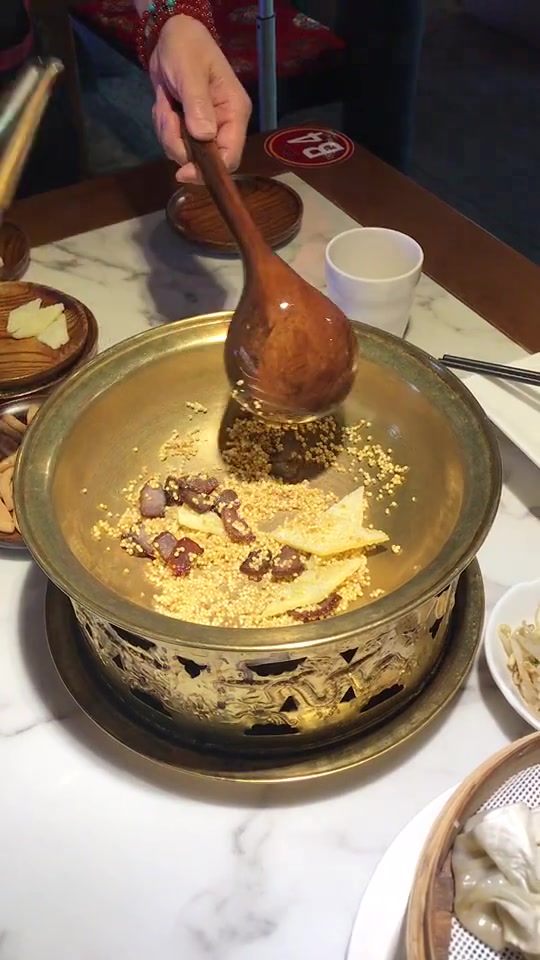 最近很火的美食,正宗蒙古奶茶调配过程!