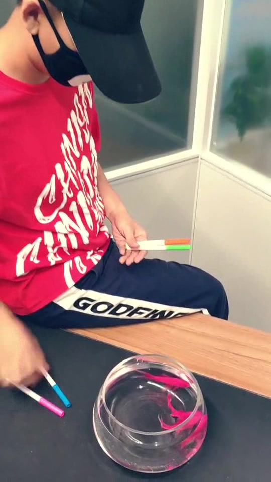 最近这个视频火了,你见过会变色的金鱼吗,简直太神奇了!