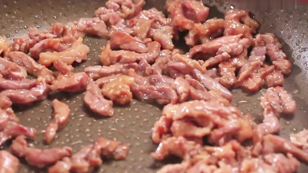 【洋葱牛肉丝】鲜嫩又多汁的洋葱牛肉丝,要想炒的好也是有秘诀的!选择上好的牛里脊,腌制好下锅