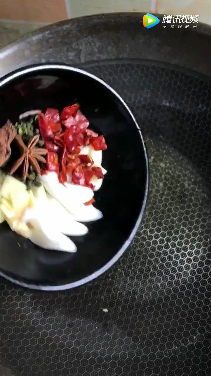 鸭血肥肠的家常做法,麻辣过瘾,下饭好吃!