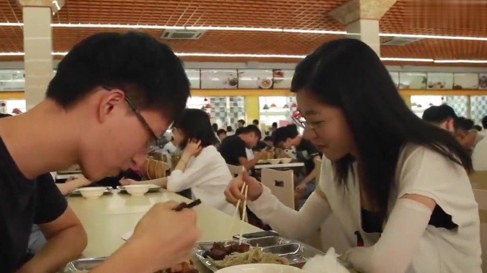 6月25至29日,华东理工大学的毕业生们可凭兑换券到食堂免费领一块红烧肉。华理的红烧肉被同