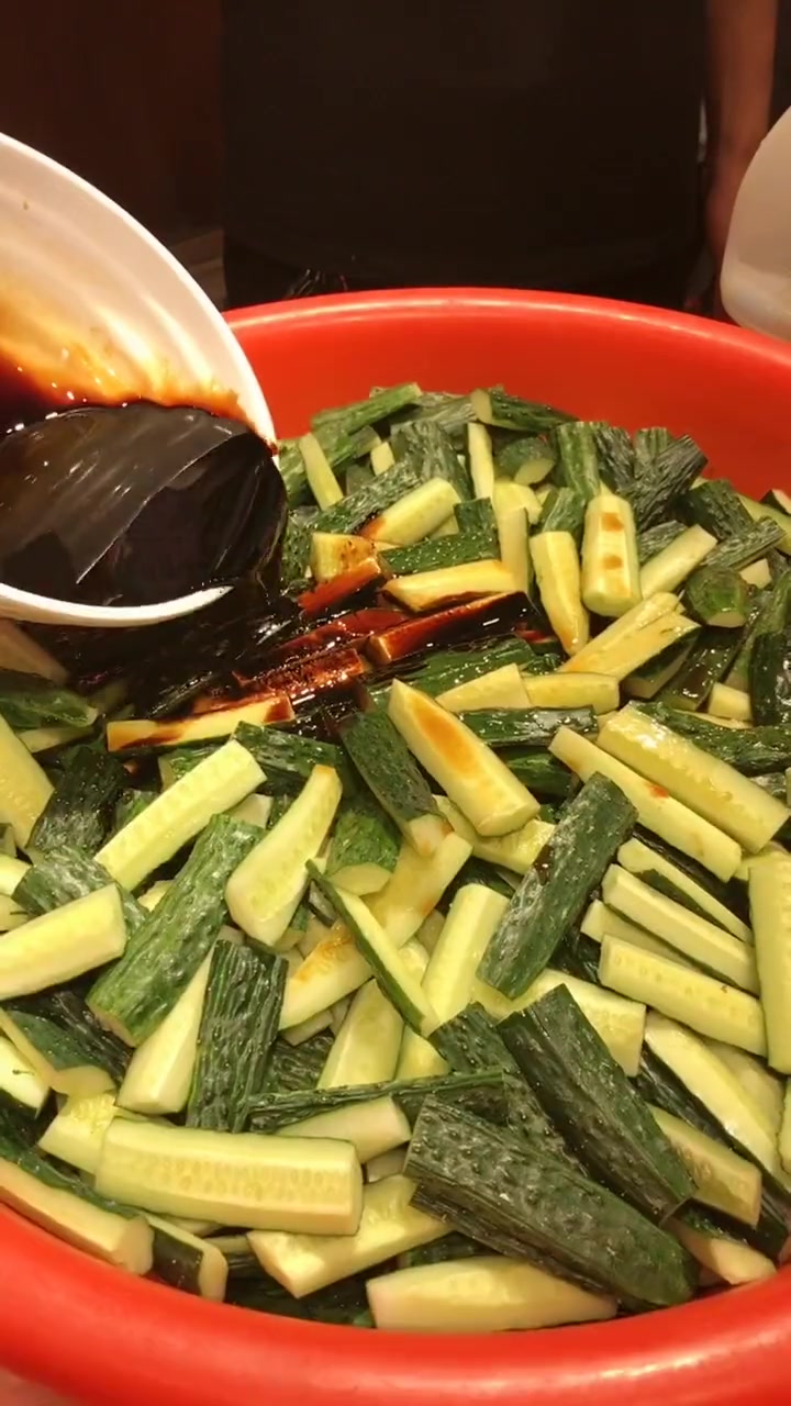 我们平时买的酱黄瓜是这样腌制的,做法这么容易,自己在家也能做