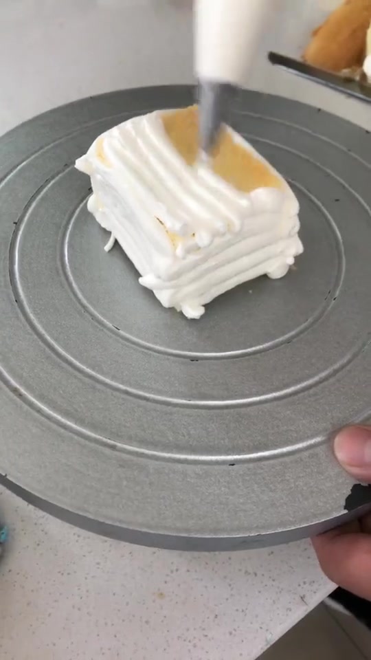 牛人用蛋糕制作挖掘机