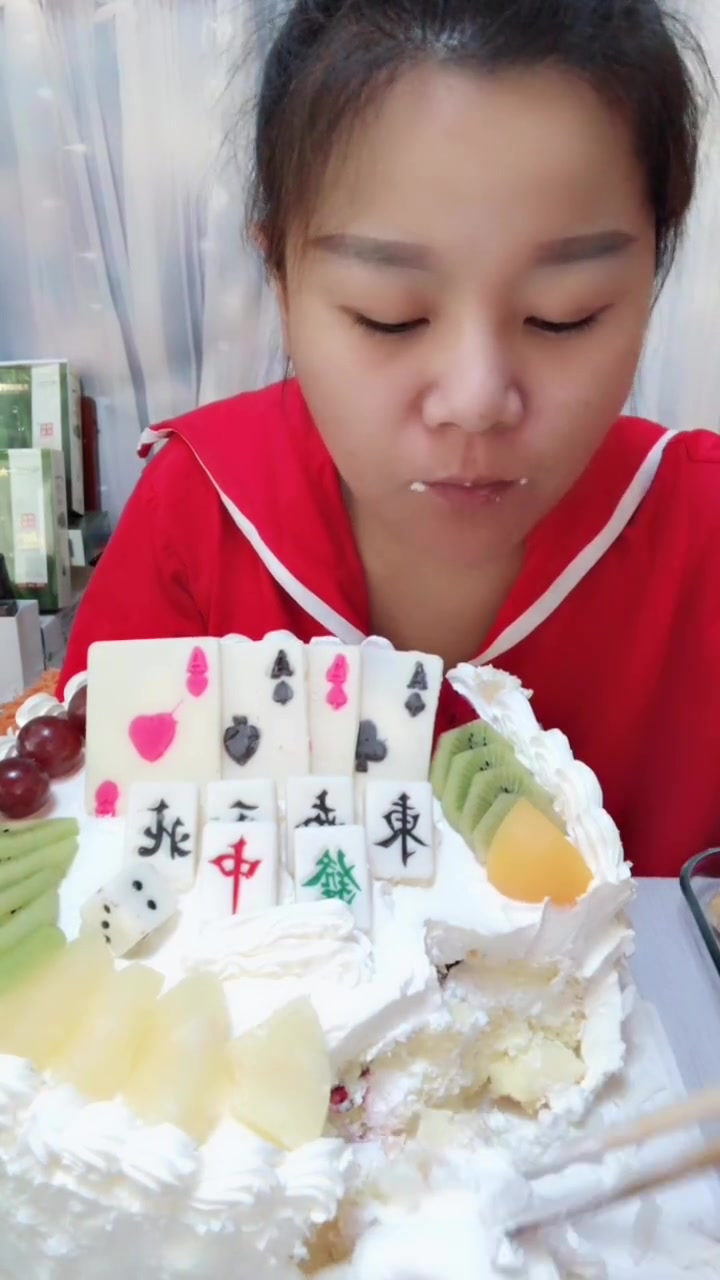 恭喜发财大蛋糕!吃了就是赌神!哈哈,网友:妹子太能吃了!