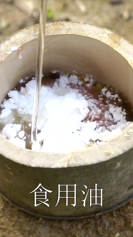 小伙野外制作鱼丸!纯手工打鱼丸!每一口都是原始真实的味道!