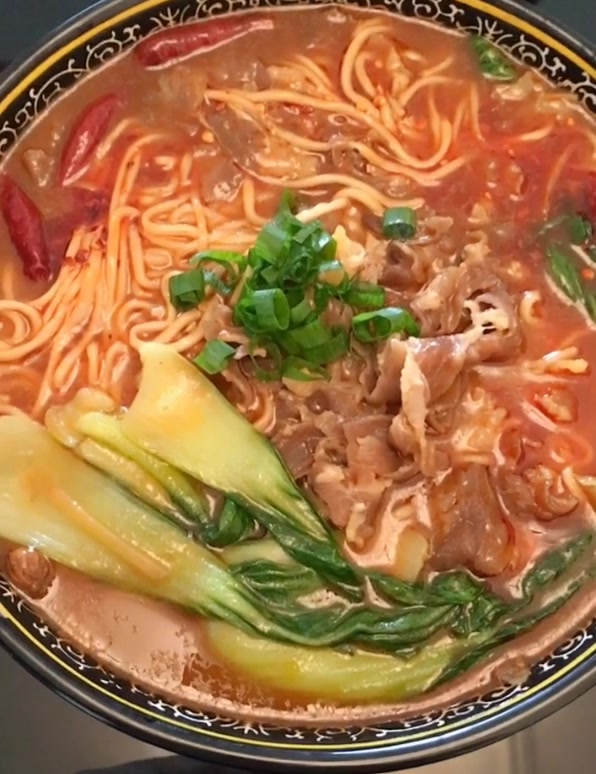 家庭版的麻辣牛肉面,简单美味,馋的媳妇都流口水