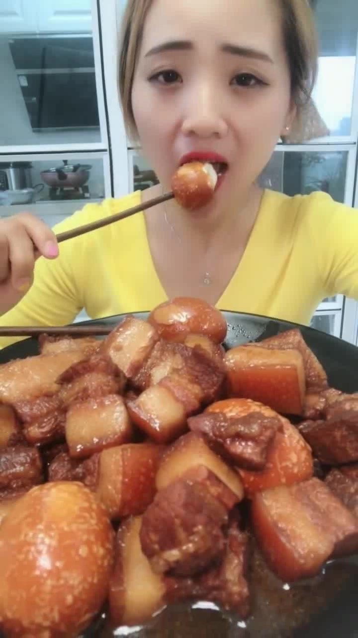 卤蛋红烧肉,美女这吃法没毛病,看着好有食欲啊!