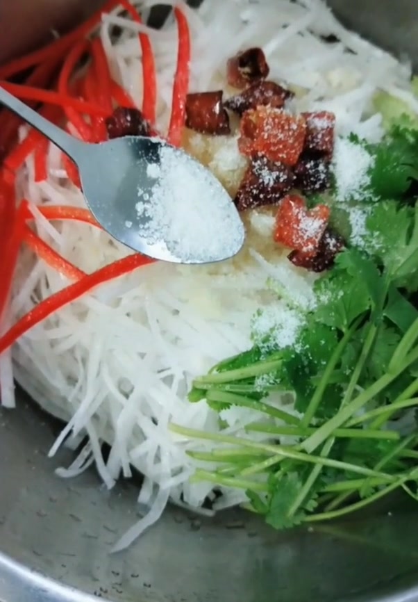 在家就能做的萝卜小凉菜,做法简单,看着流口水