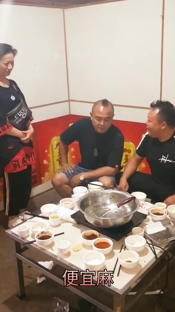 小伙去饭店吃饭,一顿牛肉才两块钱,看到最后结局笑尿了