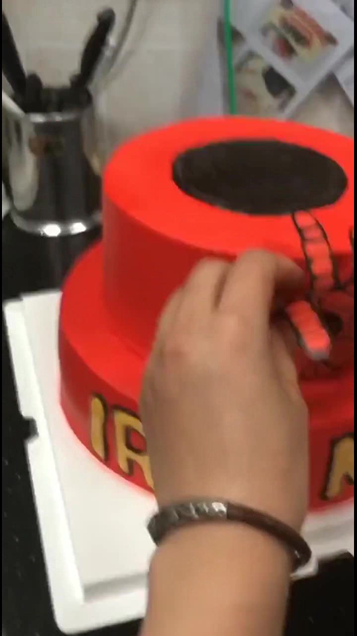 这个视频火了!把钢铁侠做成蛋糕,太炫酷了 看完你还忍心下口吗