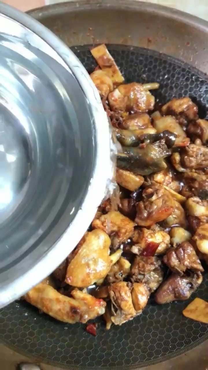 分享家庭版辣炒小公鸡的教程!做法简单易学,特别下饭!