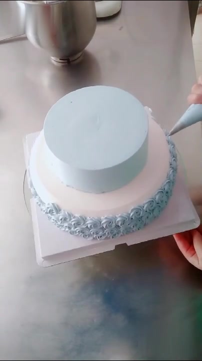 少女心满满!蛋糕师做出天蓝色花朵蛋糕,搭配旋转木马太美了!