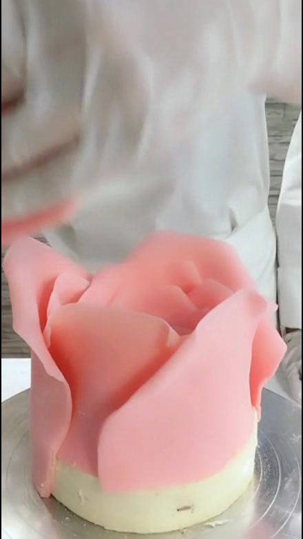 白色提拉米苏蛋糕,裹上层层叠叠的“玫瑰花瓣”成品美到无话可说