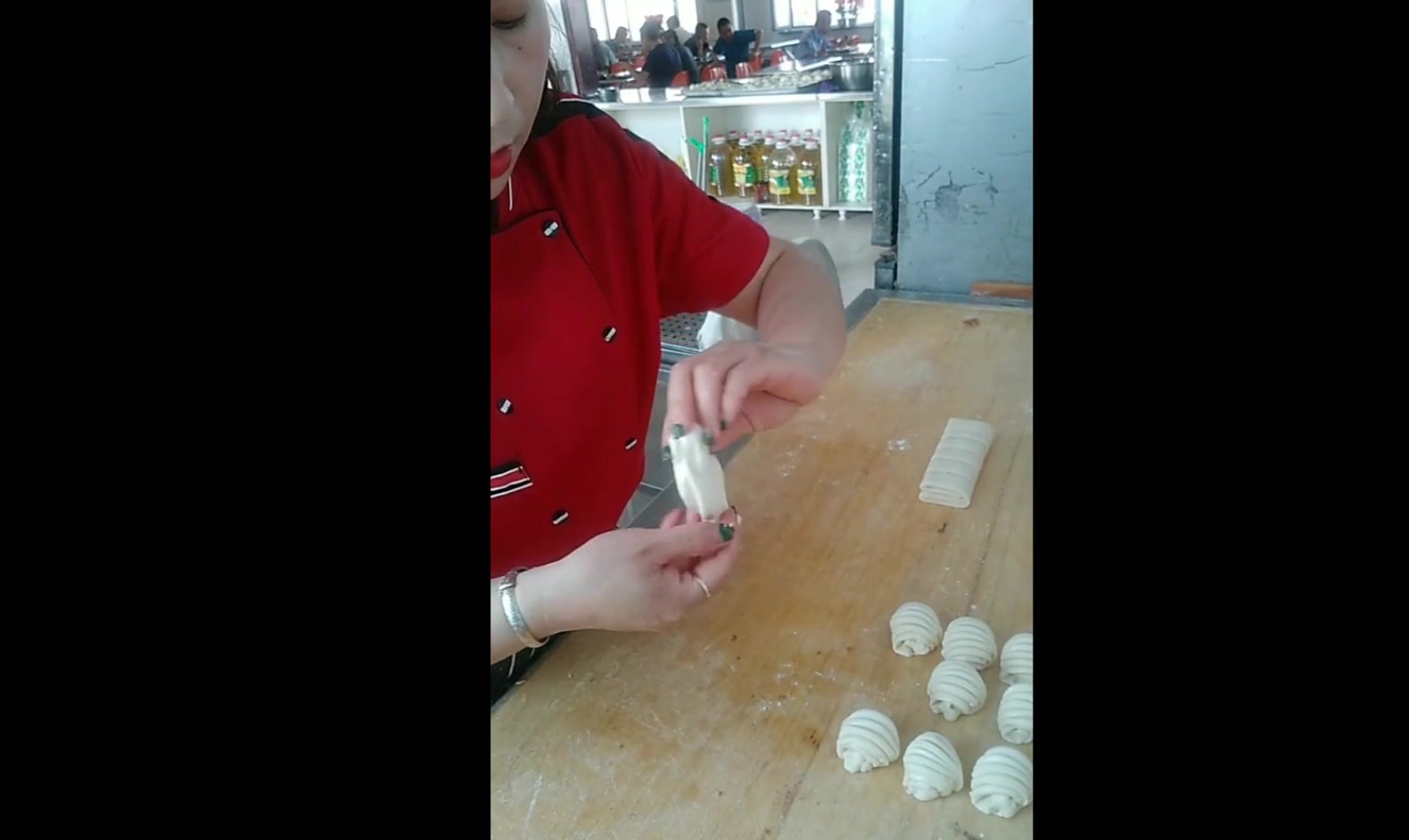 花卷最简单的拧法,双手一压一卷就能搞定,简直比馒头还省事