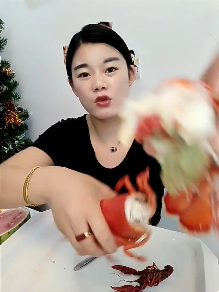 大龙虾和小龙虾差太多了吧,这个大的一掰开肉就这么多!