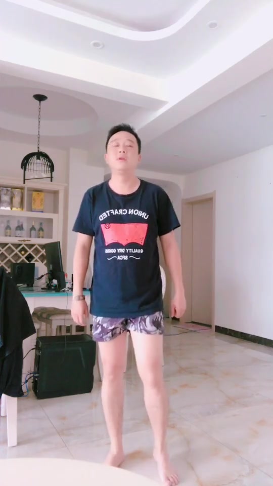 最近这个大哥火了,在家一个人跳舞,网友:小腿还挺利索