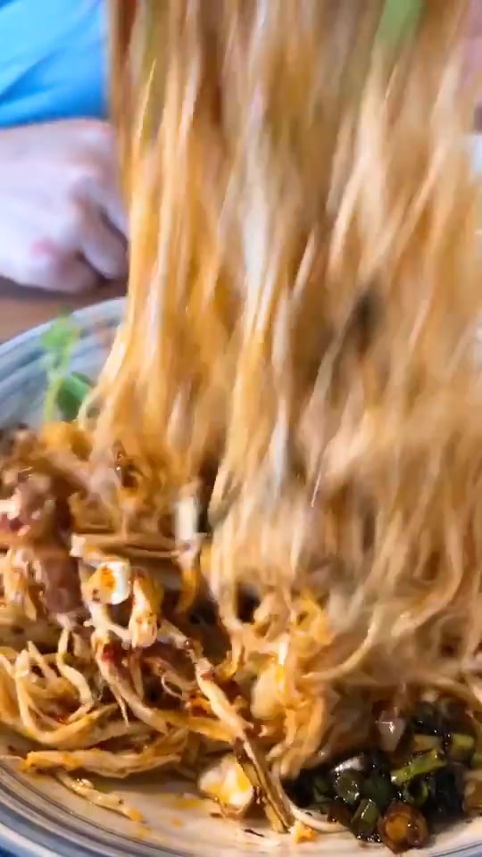 超火的小吃,麻辣鸡丝冷拌面,色香味俱全啊!