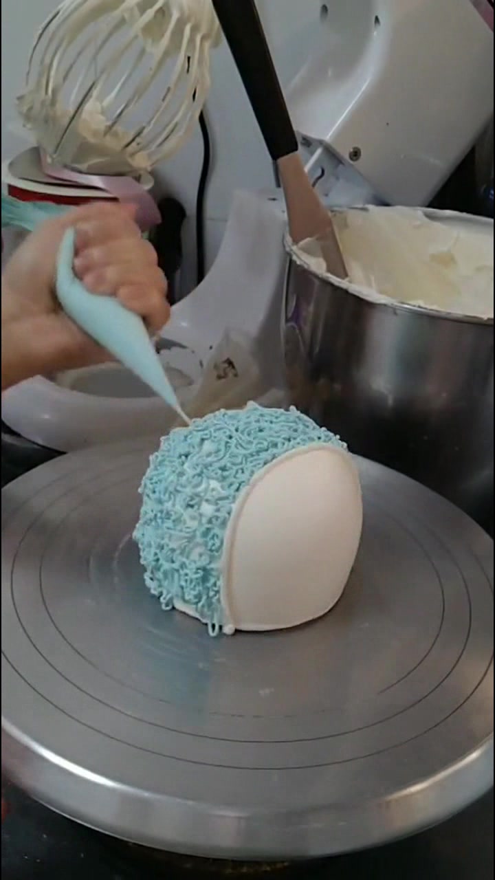 立体机器猫蛋糕,做的有点粗糙啊!前部分挤奶油丝上色成品略萌