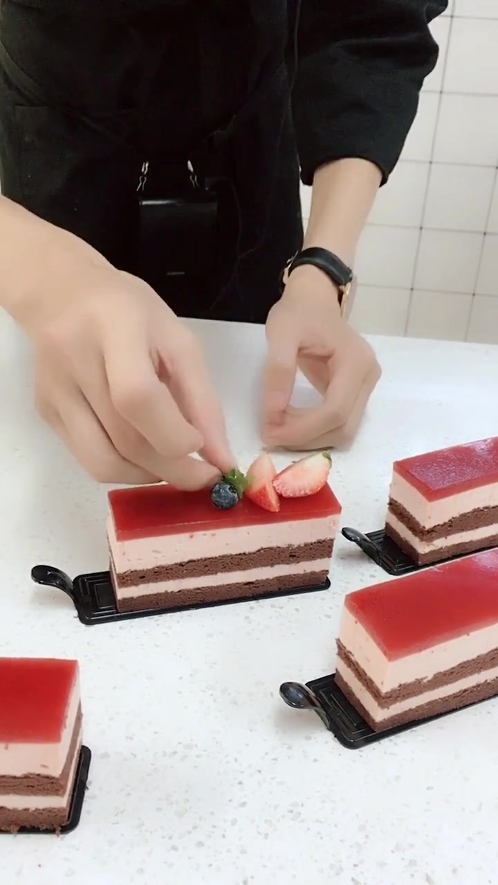 师傅做的长方形红色慕斯蛋糕,样子超级有食欲,直接馋的流口水!