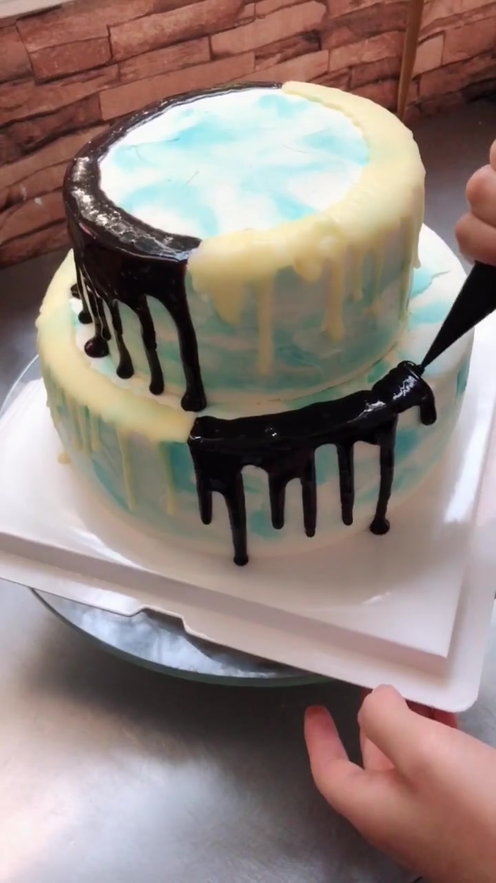 浅蓝双层生日蛋糕,送给今天过生日的女孩,祝开心快乐每一天!