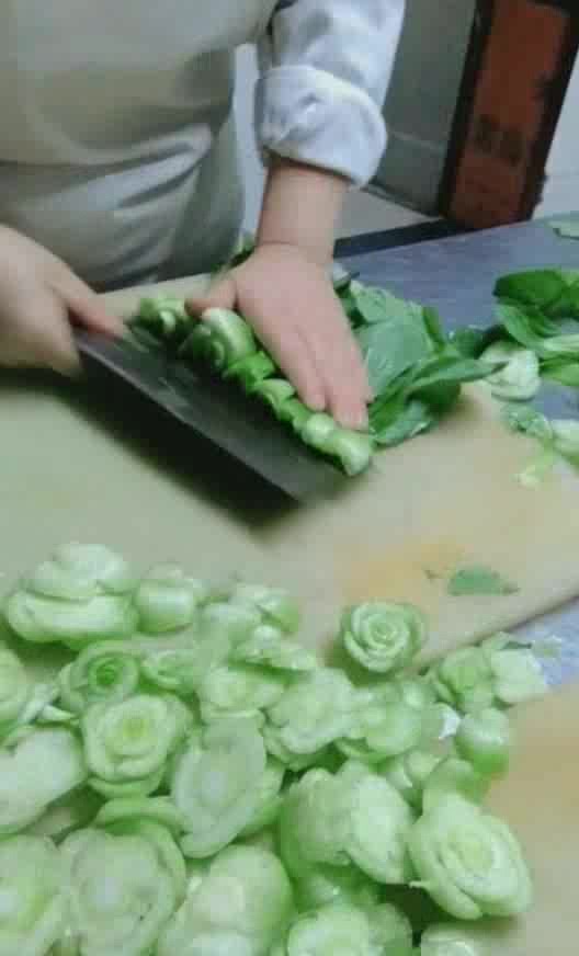 大厨朋友告诉我,饭店里好吃的小油菜,是这样切出来的!