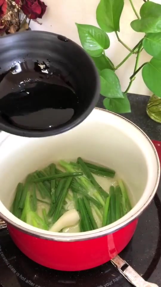 夏天太热,不想在厨房待太久,那就吃简单的葱油拌面吧!
