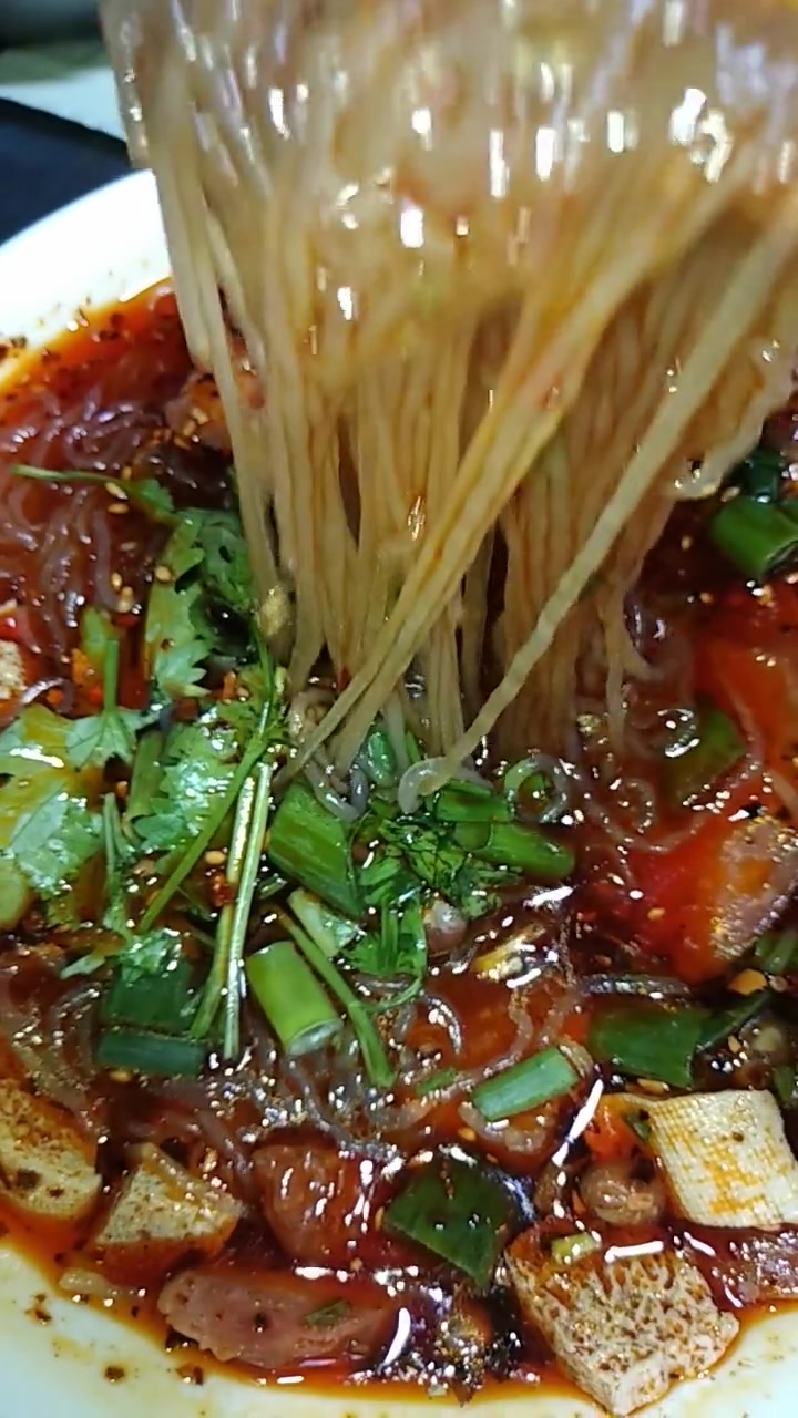 最近这个视频火了,原来酸辣粉这样做会更美味,真是太赞了!
