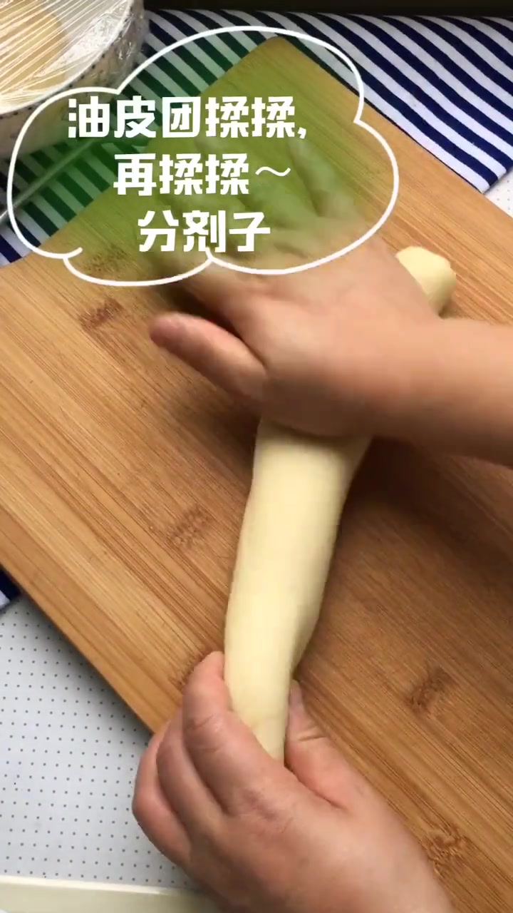 梅干菜别只会做梅菜扣肉了,教你做梅干菜小酥饼,咬一口直掉渣!