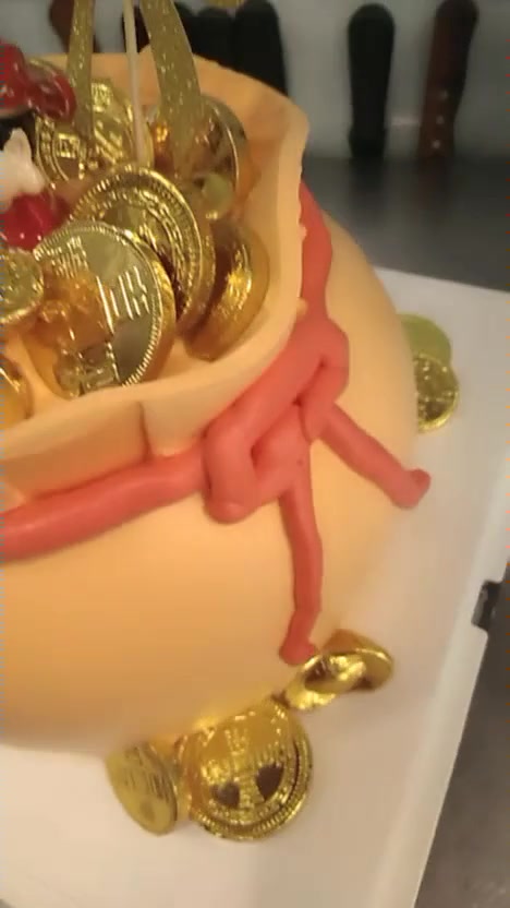 最近这个蛋糕火了,金元宝蛋糕,创意十足,网友:生日就用它!