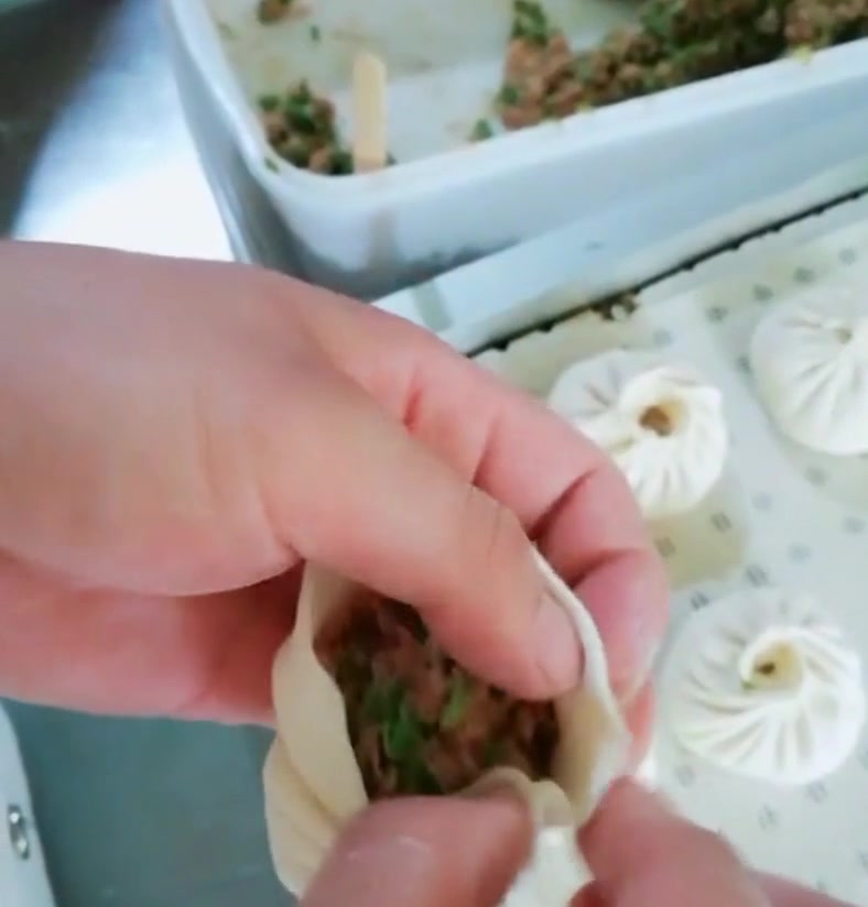 慢动作教你包子的收口技巧,捏出的褶子特别好看,看完你学会了吗