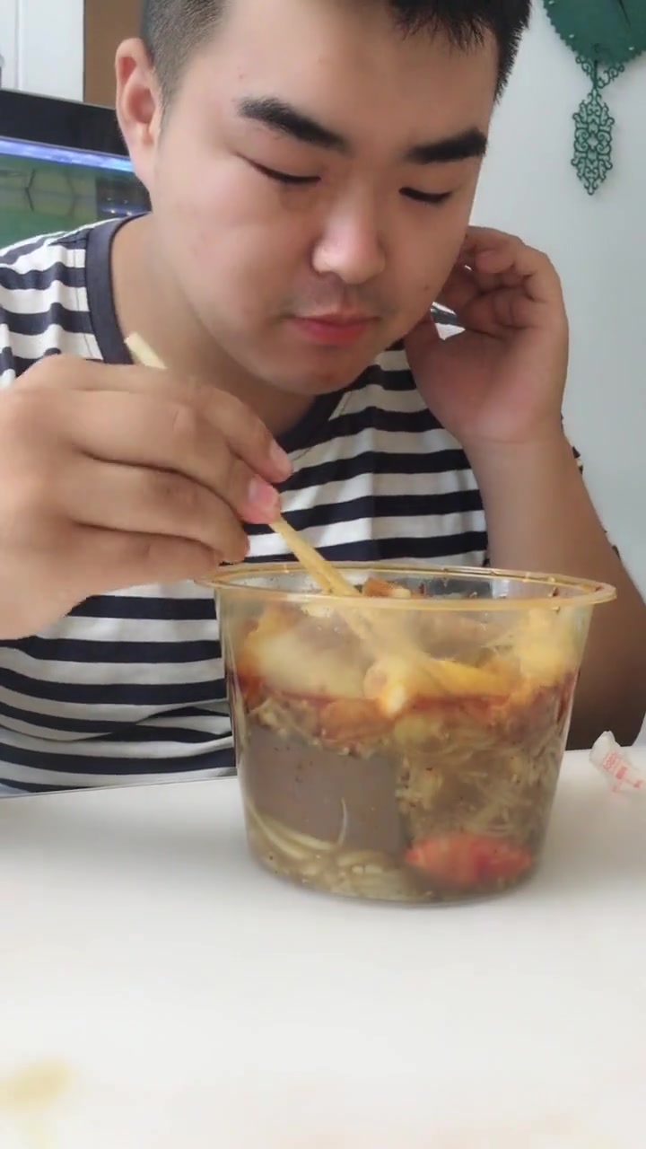 搞笑,男生模仿女生吃麻辣烫,你中招了吗