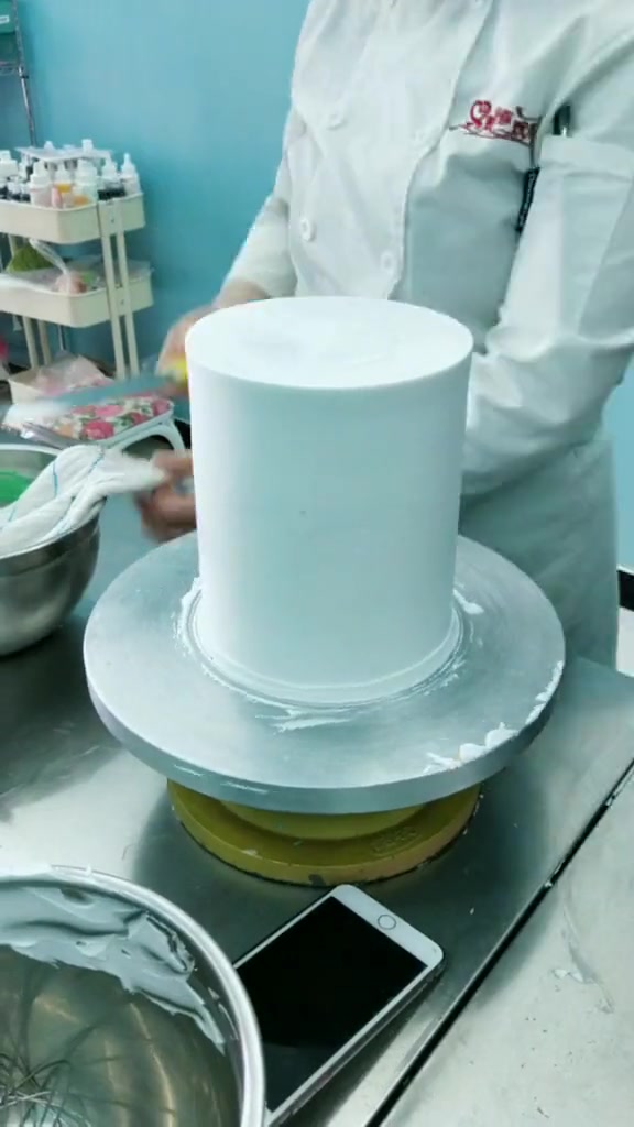 这个视频火了,迷彩蛋糕制作,原以为是个青铜,却没想到是个王者