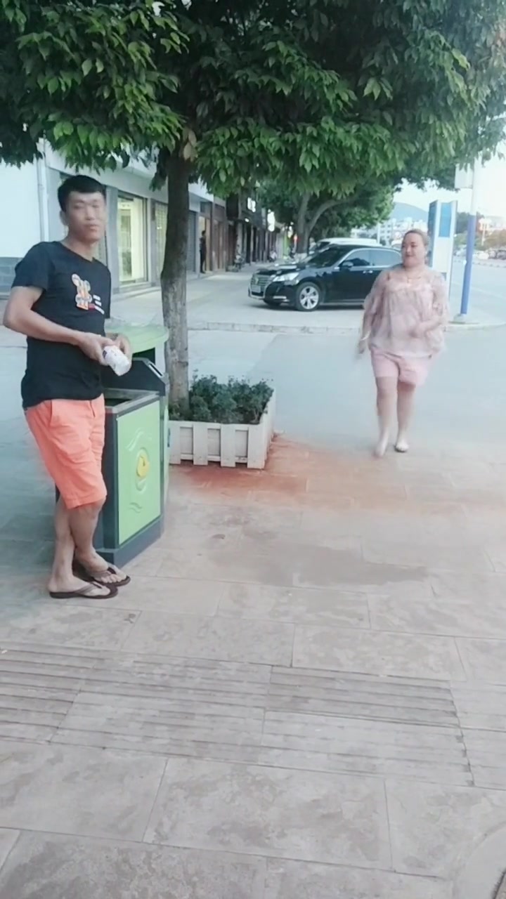 这个视频火了,美女恶搞路边小伙,小伙反应绝了,笑喷了!