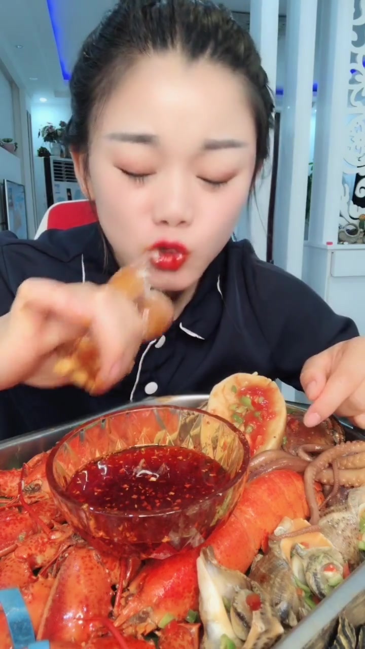 浸泡过辣椒油的八爪鱼!看美女吃的我嘴都辣!