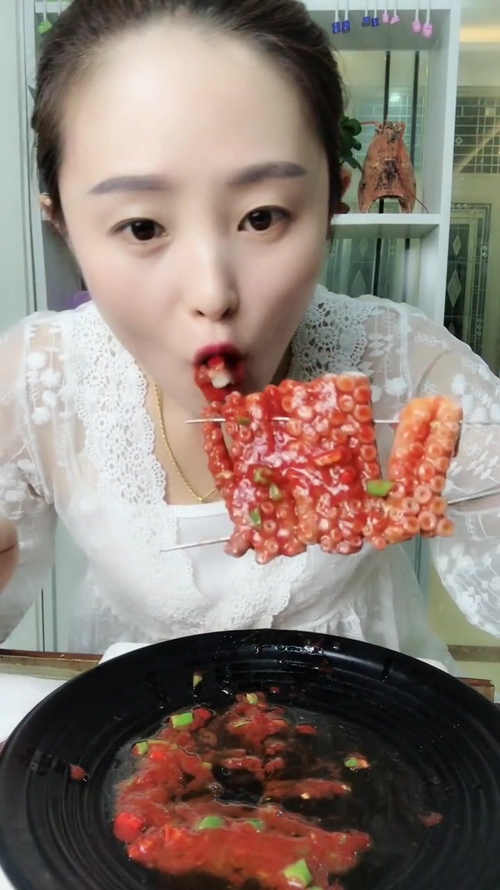 美女吃了一大串的八爪鱼,看这吃相真是太生性了