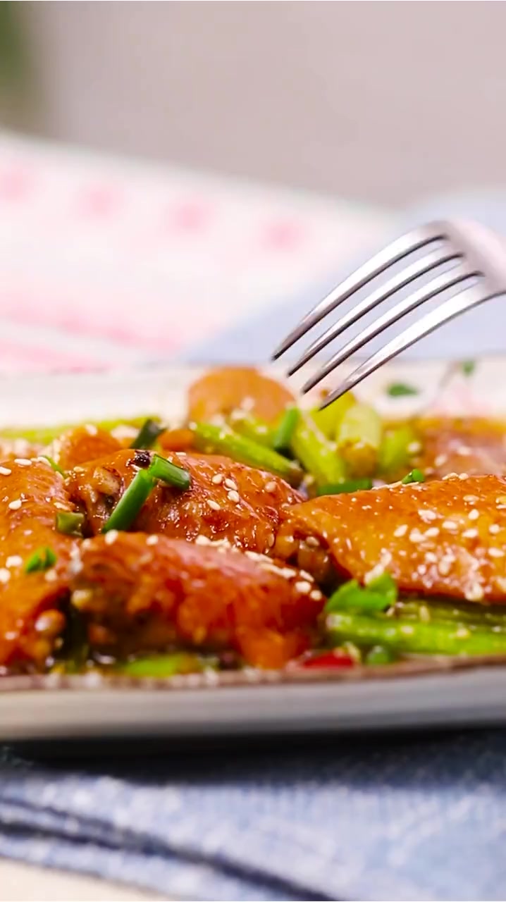 干锅香辣鸡翅,要不要我喂你