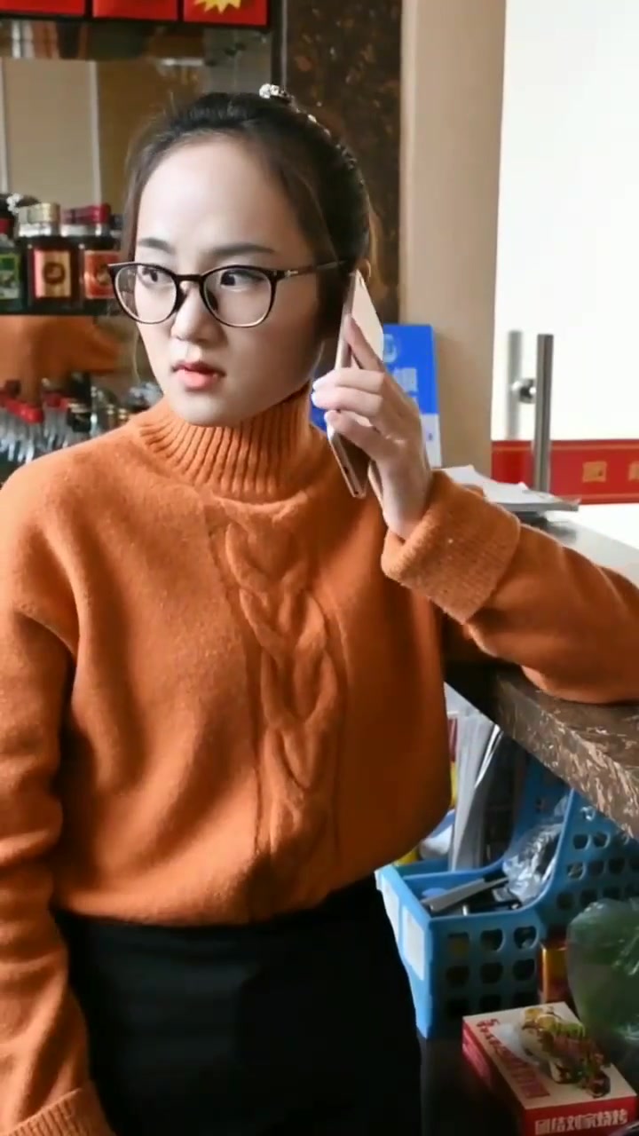 贫穷母亲带儿子饭店吃面,自己啃馒头,感动女老板撒了个善意谎!