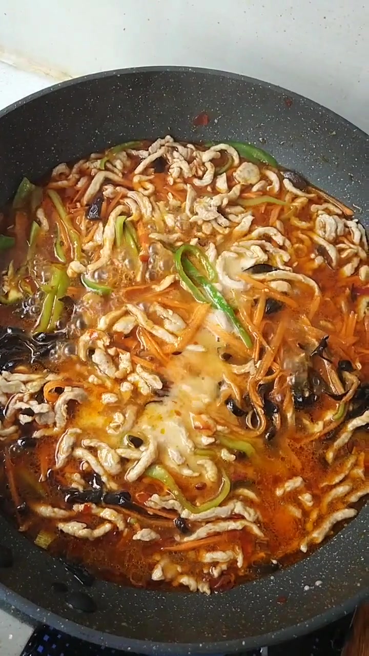 大家一起来品尝美食,鱼香肉丝炒面这样做,好吃又营养!