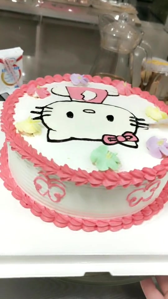 花4个小时,给女儿准备的生日蛋糕,老婆看到后感动的哭了!