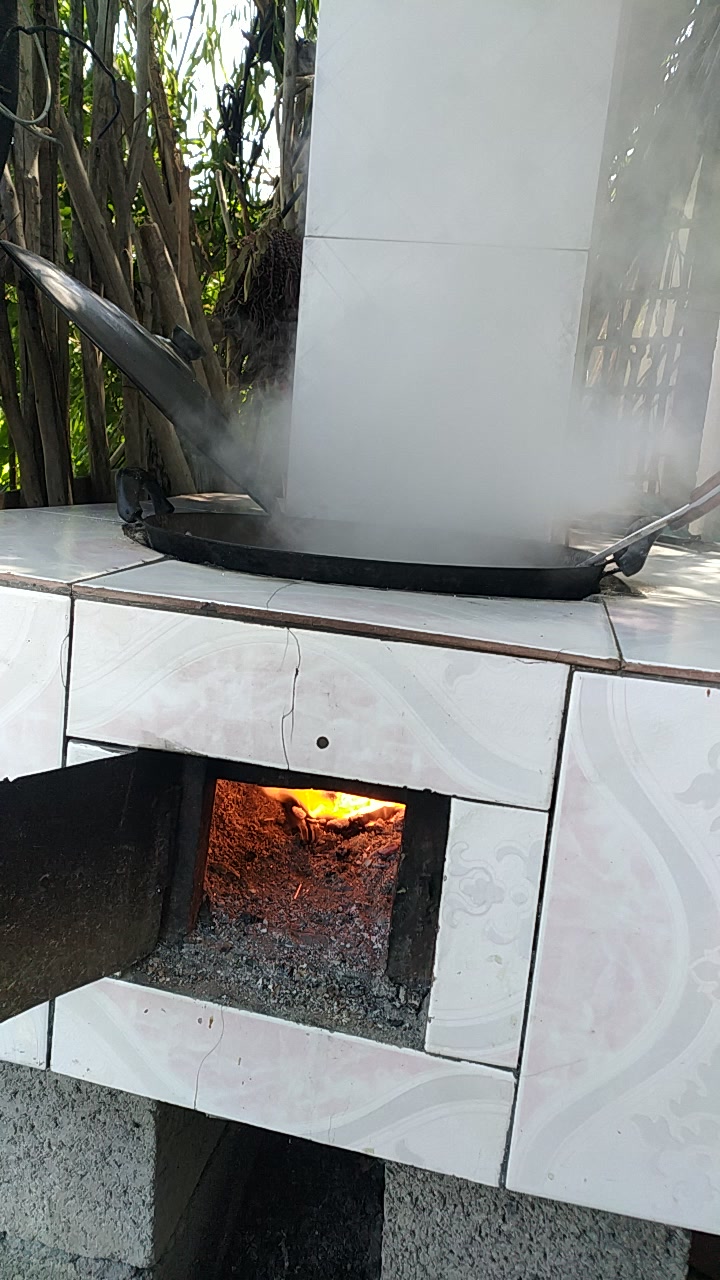 农家土锅灶烧制贵妃鱼