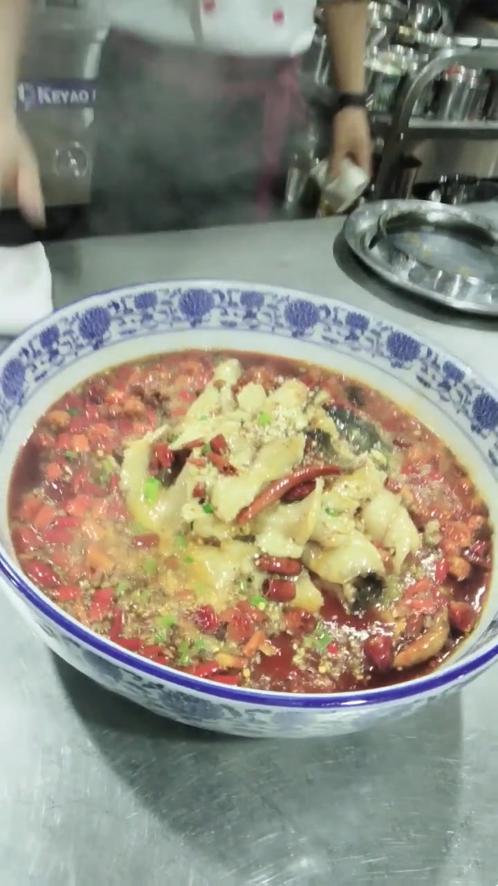 四川三星大厨教你特色油泼水煮鱼,隔着屏幕都感觉到了辣!