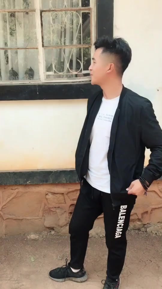 这个非洲妹子火了,中国小伙拿蓝龙虾恶搞她,没想到她竟是这反应