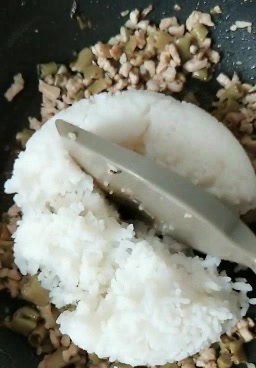 懒人的福音,超好吃的酸豆角炒饭,好吃又开胃