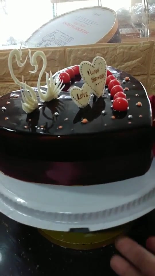 表妹18岁生日,妈妈花4小时做的蛋糕,表妹看到开心的笑了!