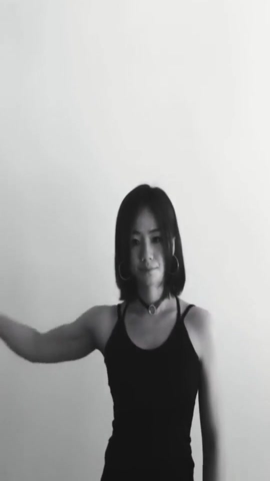 小姐姐的胳膊抬起来 这大肌肉我愣住了