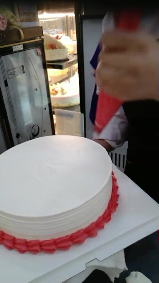 当下最流行的水果蛋糕,表妹在家看视频学着做,非常简单!